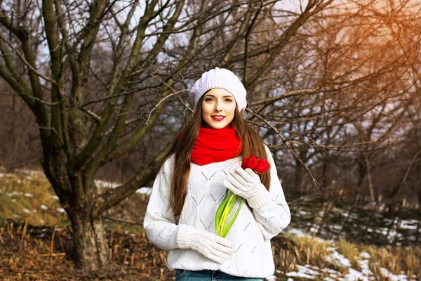 Ritratto di primavera di una ragazza con tulipani rossi — Foto Stock