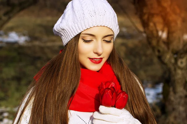 Ritratto di primavera di una ragazza con tulipani rossi — Foto Stock