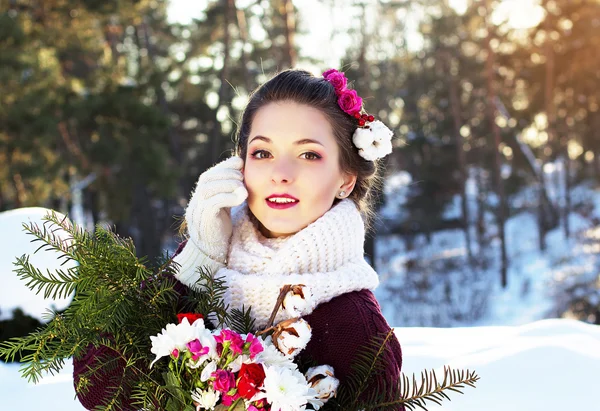 Sposa invernale con un mazzo di rose rosse — Foto Stock