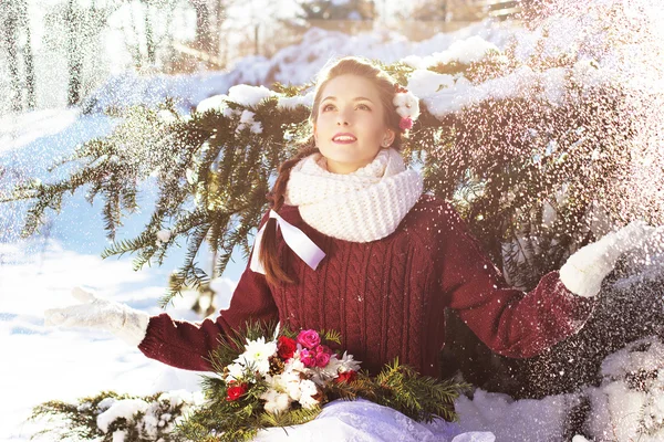 Sposa invernale con un mazzo di rose rosse — Foto Stock