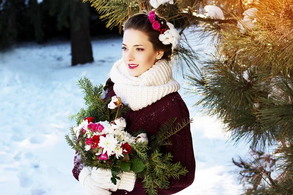 Sposa invernale con un mazzo di rose rosse — Foto Stock