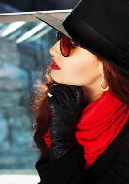 Kırmızı dudaklar ile şapkalı zarif kadın