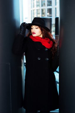 Kırmızı dudaklar ile şapkalı zarif kadın