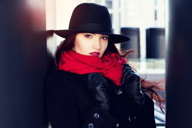 Kırmızı dudaklar ile şapkalı zarif kadın