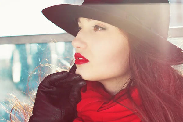 Elegante donna in un cappello con labbra rosse — Foto Stock