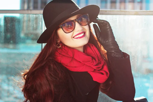 Mulher elegante em um chapéu com lábios vermelhos — Fotografia de Stock
