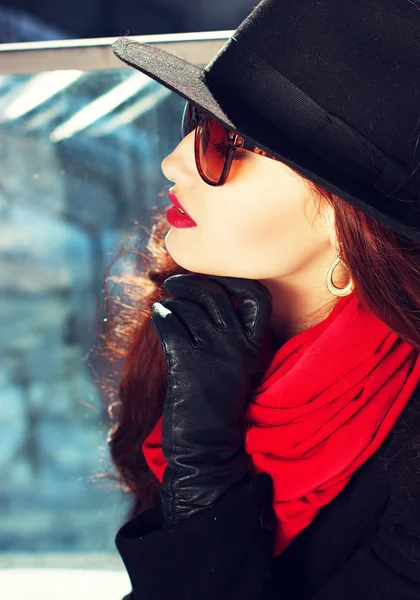 Елегантна жінка в капелюсі з червоними губами — стокове фото