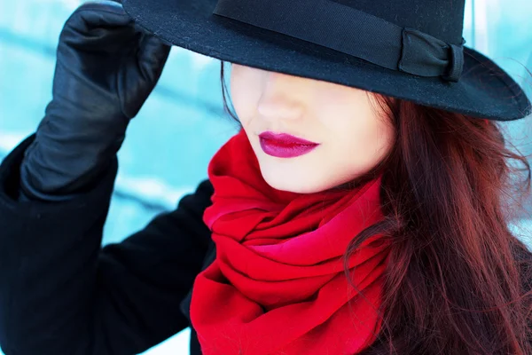 Mujer elegante en un sombrero con labios rojos — Foto de Stock