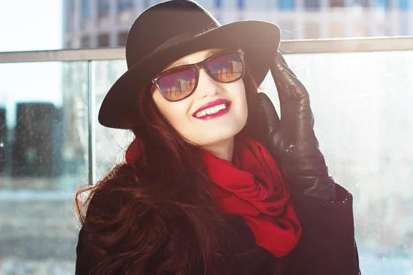 Mulher elegante em um chapéu com lábios vermelhos — Fotografia de Stock
