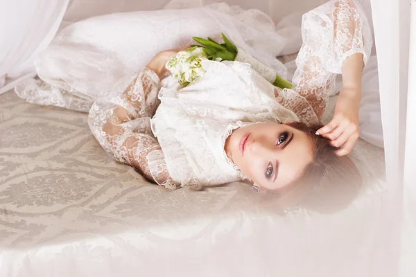 Vestido de noiva de primavera em estilo vintage com um buquê de tulipas — Fotografia de Stock