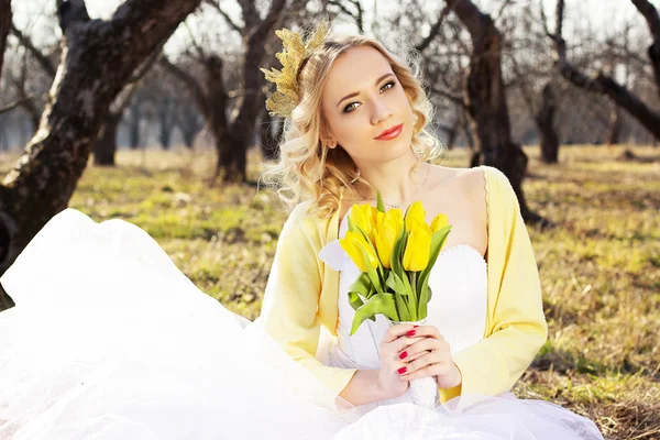Noiva de primavera de um casamento com amarelo — Fotografia de Stock