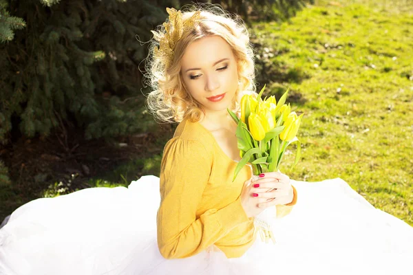 Våren brud från ett bröllop med gula — Stockfoto