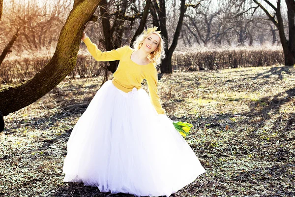 Noiva de primavera de um casamento com amarelo — Fotografia de Stock