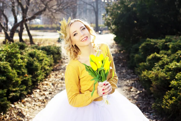 Noiva de primavera de um casamento com amarelo — Fotografia de Stock