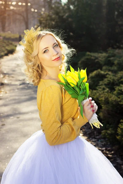 Noiva de primavera de um casamento com amarelo — Fotografia de Stock