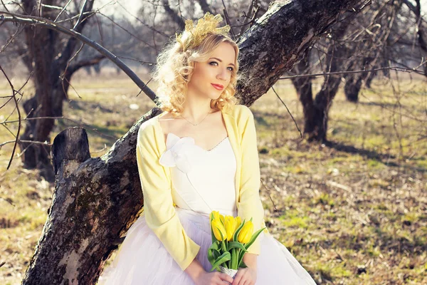 Noiva de primavera de um casamento com amarelo — Fotografia de Stock