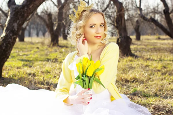 Noiva de primavera de um casamento com amarelo — Fotografia de Stock