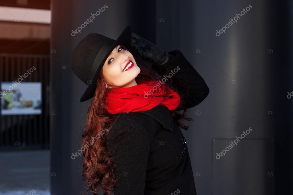 [Download 40+] Bild Frau Mit Hut Und Roten Lippen