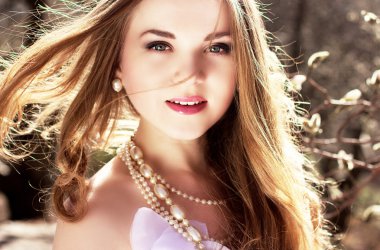 inci Manolya ile genç güzel sarışın gelin