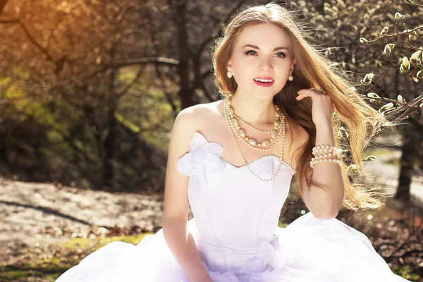 Молода красива блондинка наречена з перлами magolias — стокове фото