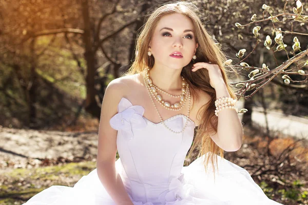 Unga vackra blonda bruden med pärlor magnolior — Stockfoto
