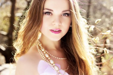 inci Manolya ile genç güzel sarışın gelin