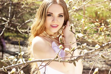 inci Manolya ile genç güzel sarışın gelin