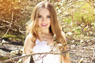 inci Manolya ile genç güzel sarışın gelin