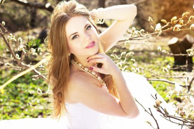 inci Manolya ile genç güzel sarışın gelin