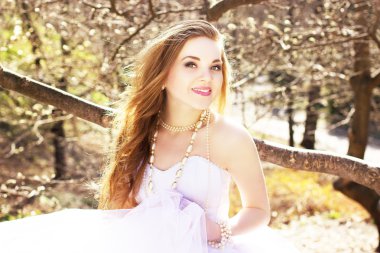 inci Manolya ile genç güzel sarışın gelin