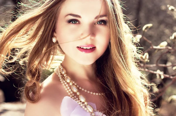 inci Manolya ile genç güzel sarışın gelin