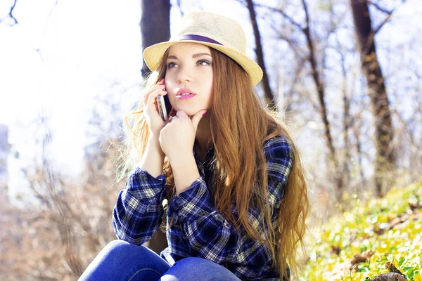 Linda jovem loira em um chapéu com um telefone — Fotografia de Stock