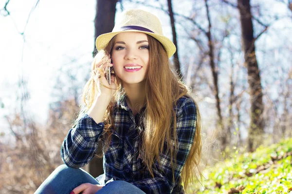 Красива молода блондинка в капелюсі з телефоном — стокове фото