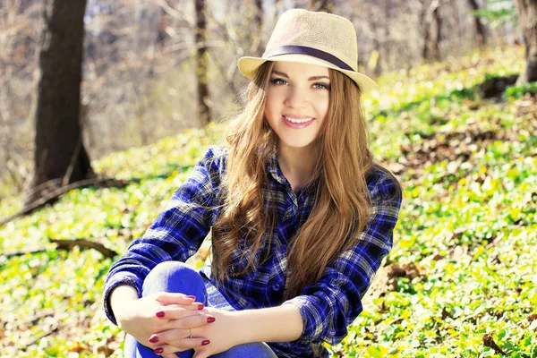 Retrato de menina em camisa azul com — Fotografia de Stock