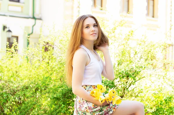 Beautiful girl in vintage style with yellow tulips — Stock Photo, Image