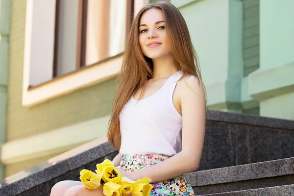 Gyönyörű lány vintage stílusban, sárga tulipánok — Stock Fotó