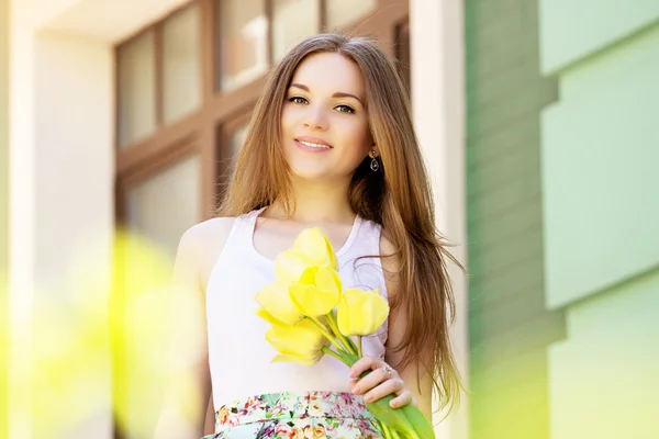 Красивая девушка в винтажном стиле с желтыми тюльпанами — стоковое фото