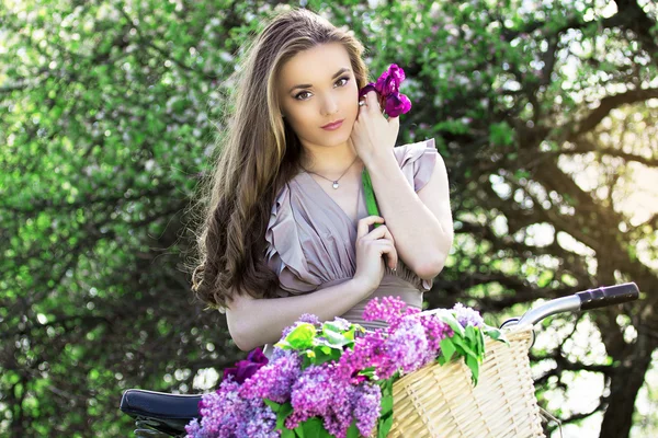 Menina bonita em um chapéu em uma bicicleta vintage — Fotografia de Stock