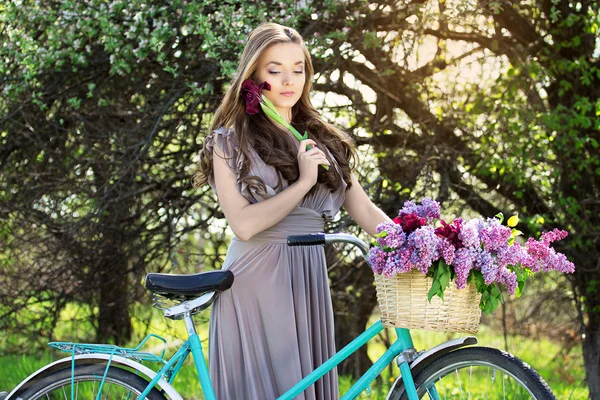 Hermosa chica en un sombrero en una bicicleta vintage — Foto de Stock