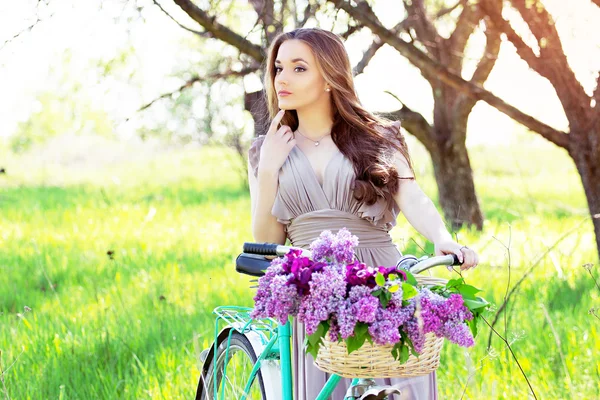 Vacker flicka i en hatt på en vintage cykel — Stockfoto