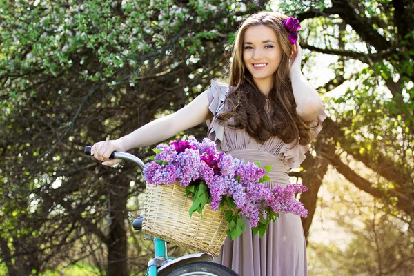Vacker flicka i en hatt på en vintage cykel — Stockfoto