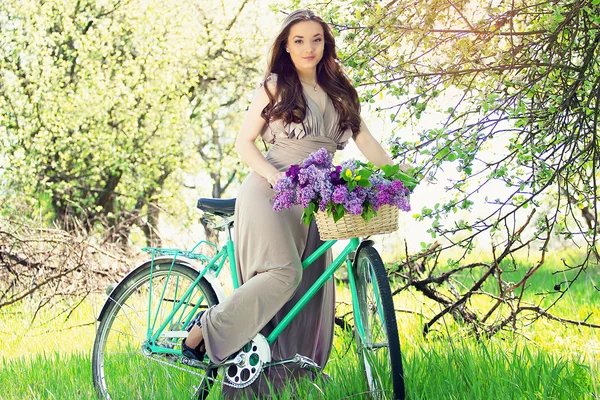 Красива дівчина в капелюсі на вінтажному велосипеді — стокове фото