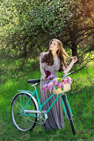 Hermosa chica en un sombrero en una bicicleta vintage — Foto de Stock