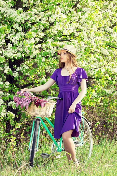 Menina bonita em um chapéu em uma bicicleta vintage — Fotografia de Stock