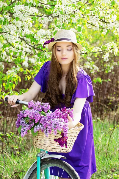 Hermosa chica en un sombrero en una bicicleta vintage — Foto de Stock
