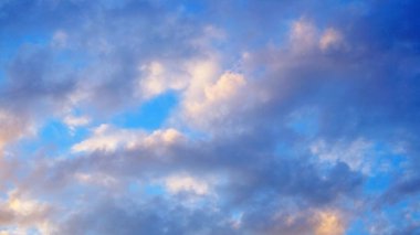 Güneşli bir günde beyaz ve gri kabarık bulutlu mavi gökyüzü manzarası