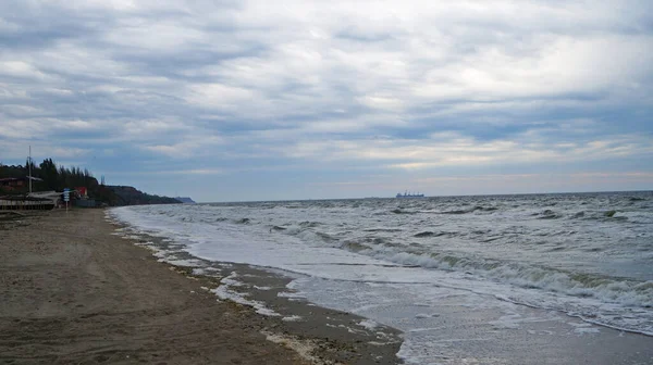 Черное Море Волнами Белой Пеной Голубым Небом Облаках Весенний Облачный — стоковое фото