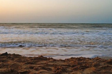 Deniz manzarası bir yaz günü köpükle dalgalar üzerinde