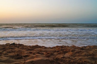 Deniz manzarası bir yaz günü köpükle dalgalar üzerinde