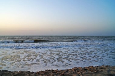 Deniz manzarası bir yaz günü köpükle dalgalar üzerinde